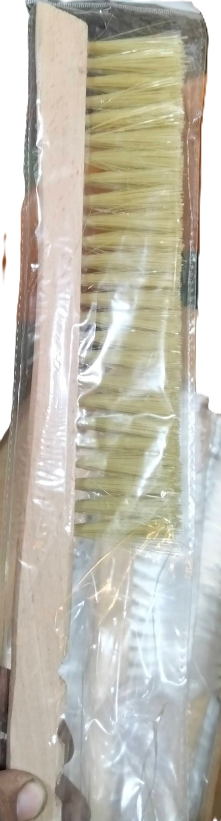 فرشة النحل الاحترافية رفيقك الأمثل لتعامل آمن وهادئ مع مملكتك