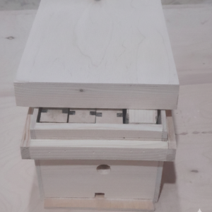 نَوِيّة تلقيح نحل 3 براويز مع غِذّاية – تصنيع cnc احترافي